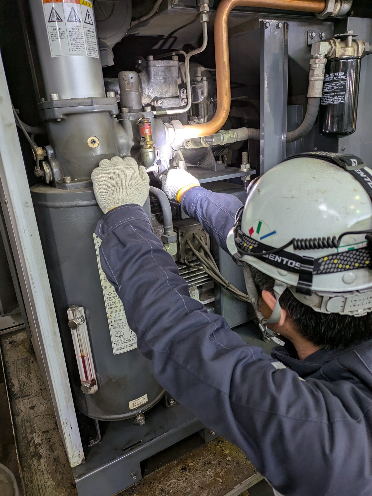 コンプレッサー本体の細部点検作業